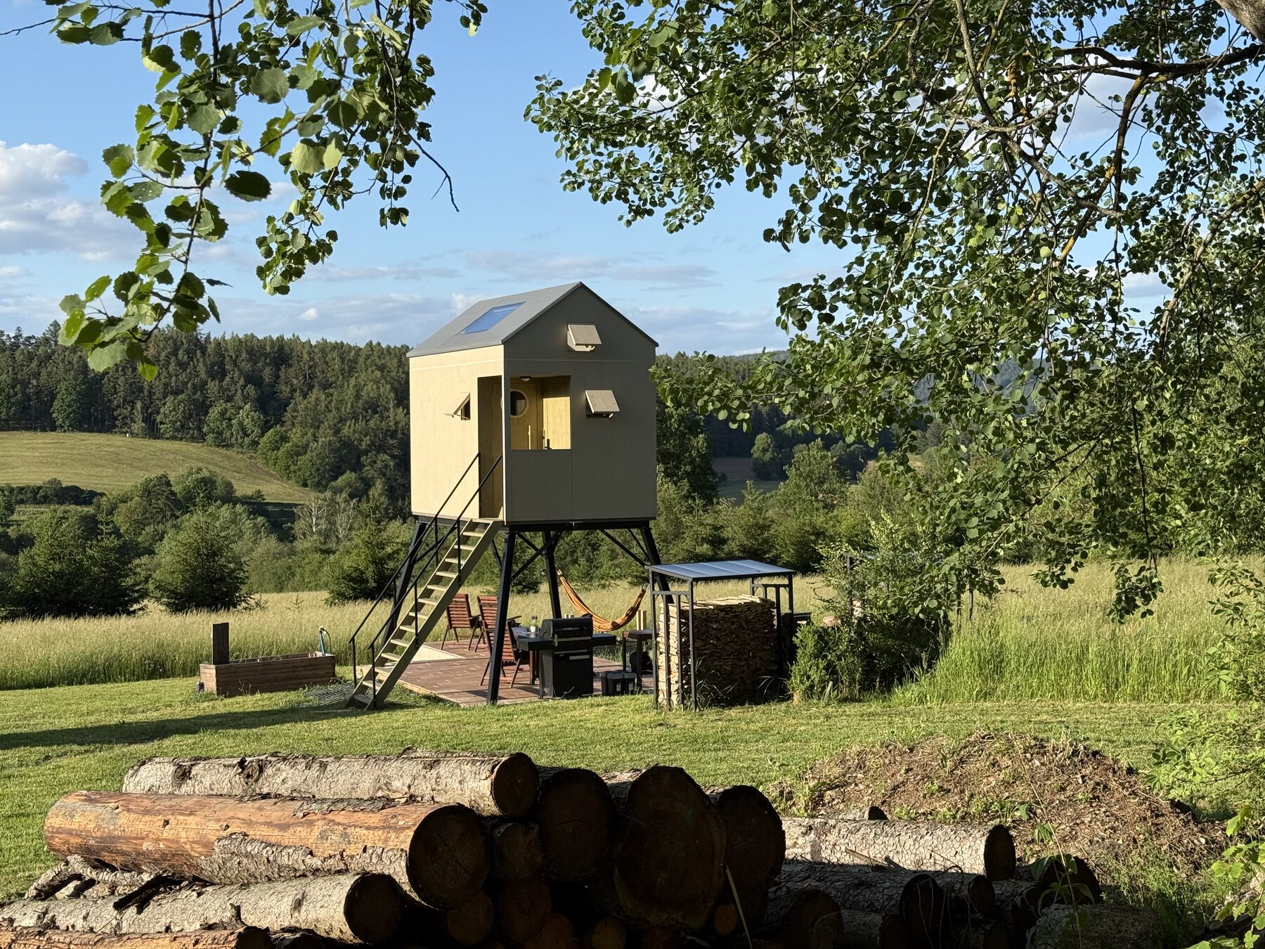 Glamping od Amy — pohled na obytný posed v přírodě na okraji Brd u Jinců