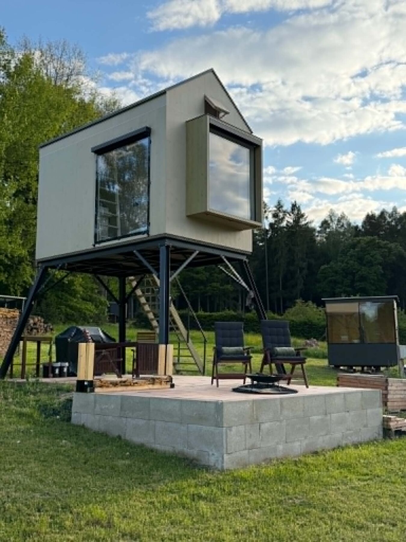 Pohled na obytný posed Glamping od Amy z východní strany u Ohrazenic u Jinců