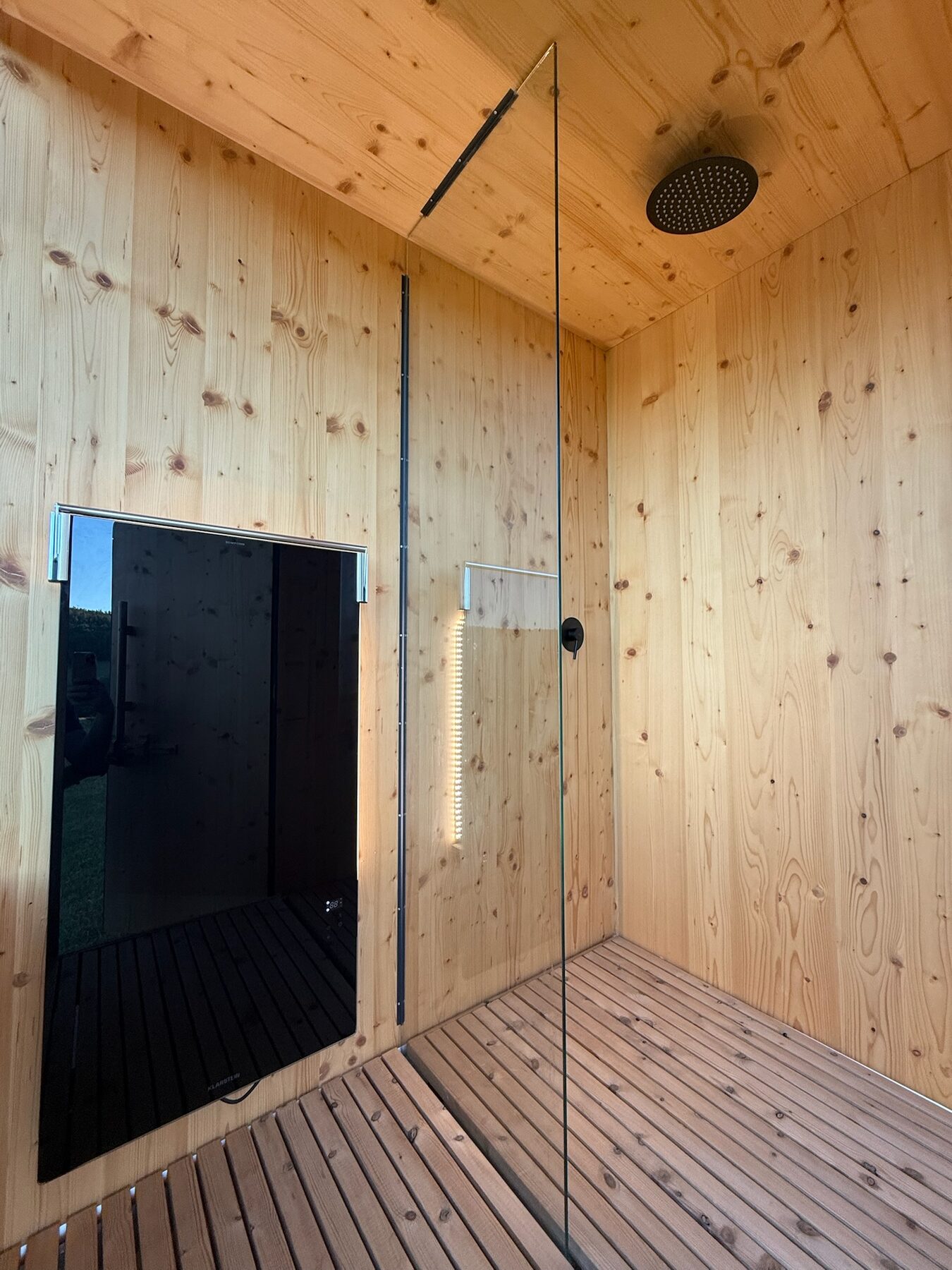 Sprcha v glampingu — moderní zázemí v autentickém ubytování na kraji Brd
