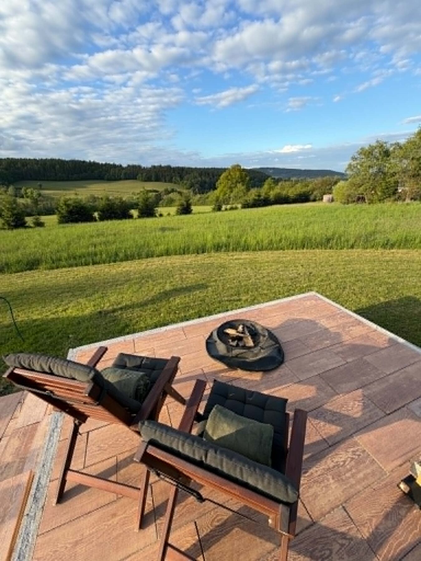 Výhled z terasy glampingu do okolní krajiny Brd, klidné ubytování v přírodě
